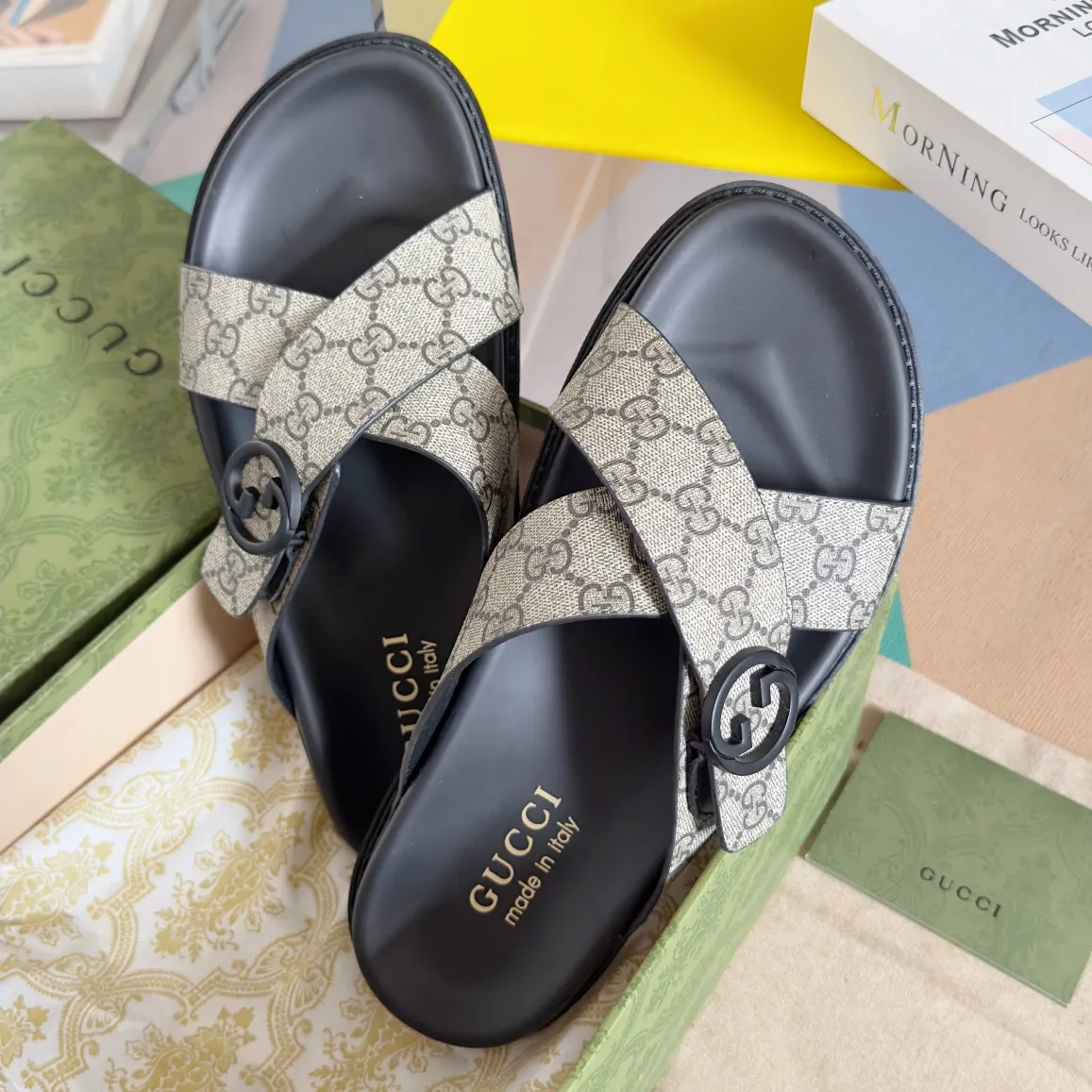 [G Home] Men's Men's Shoes💰:300💰Size:38-45 GUCC Gucci Original Order Quality 🆕2024Gucci Gucci Summer New Style Double G Presbyopia Flip-flops Cross Sandals Thick Sole Slippers Beach Shoes Original Purchase and Development Production G family's 2024 new summer dark horse items, fashion bloggers at home and abroad have put on the show, and it has become popular on social platforms at home and abroad. Fashionistas must pay for it, and they spend a lot of money to create ingenious craftsmanship and accurately restore every detail. Exquisite packaging at the delivery counter🛍📦 ▪️ Fabric: Original imported double G presbyopic leather ▪️ Lining: Original imported leather ▪️ Sole: Original open molded T men's shoes 💰U outsole ▪️ Bottom thickness: 3CM